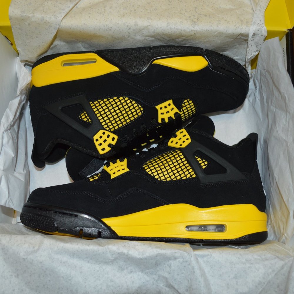 Jordan 4 Thunder 2023 - Picture 4 of 6